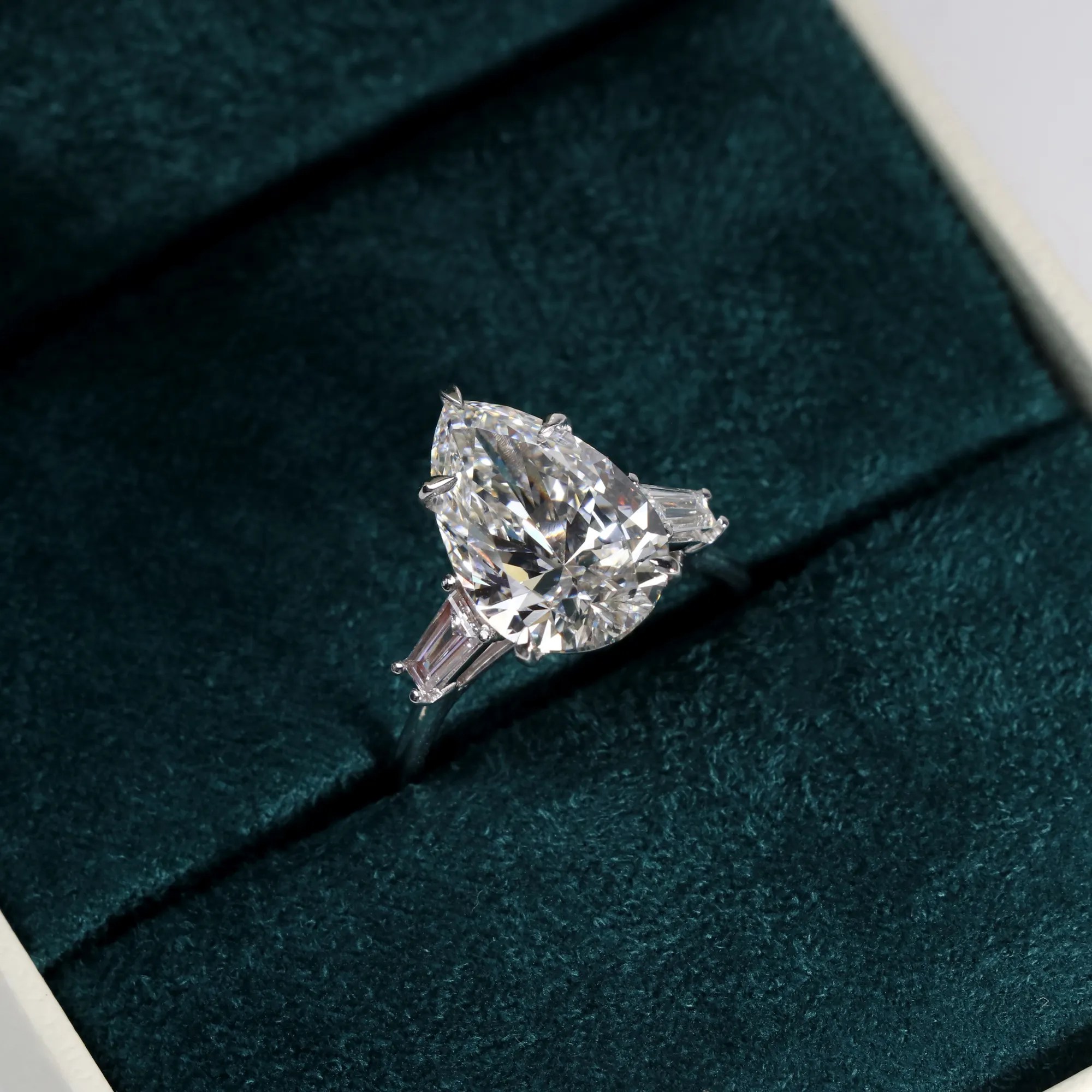 anel-diamante-gota-5-quilates-trio-ouro-18k