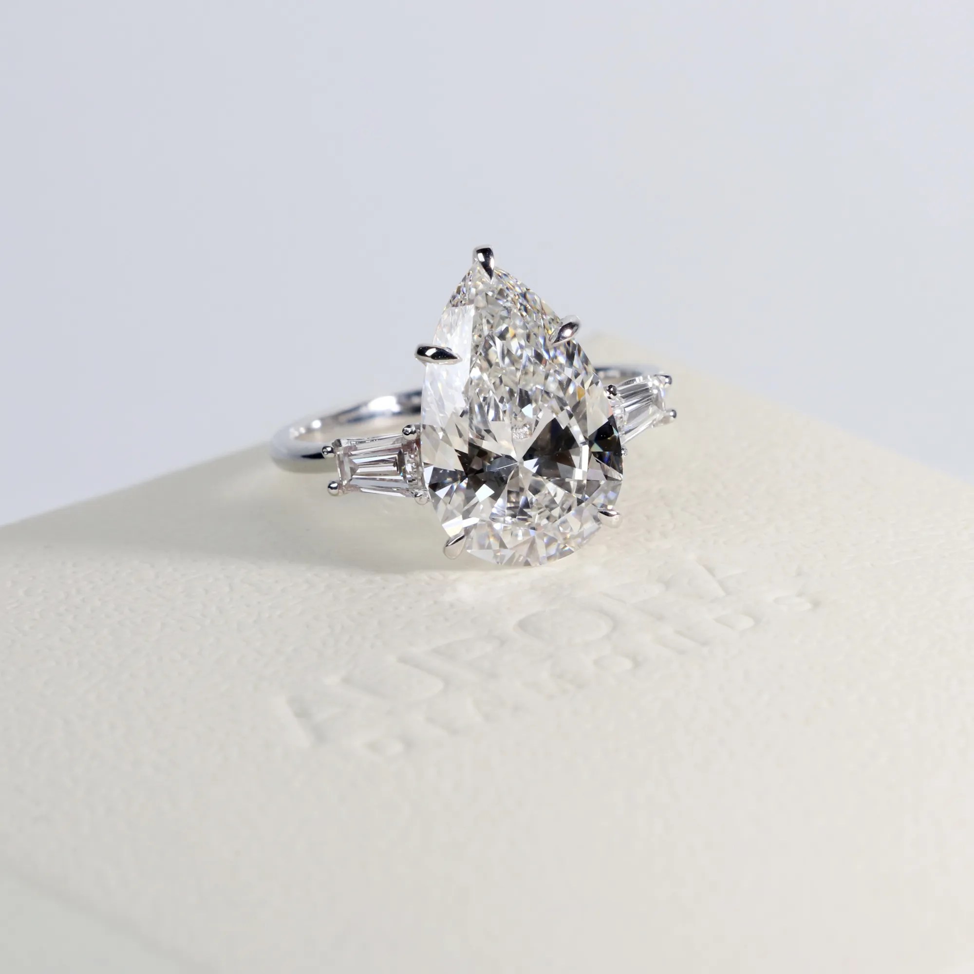 anel-diamante-gota-5-quilates-trio-ouro-18k