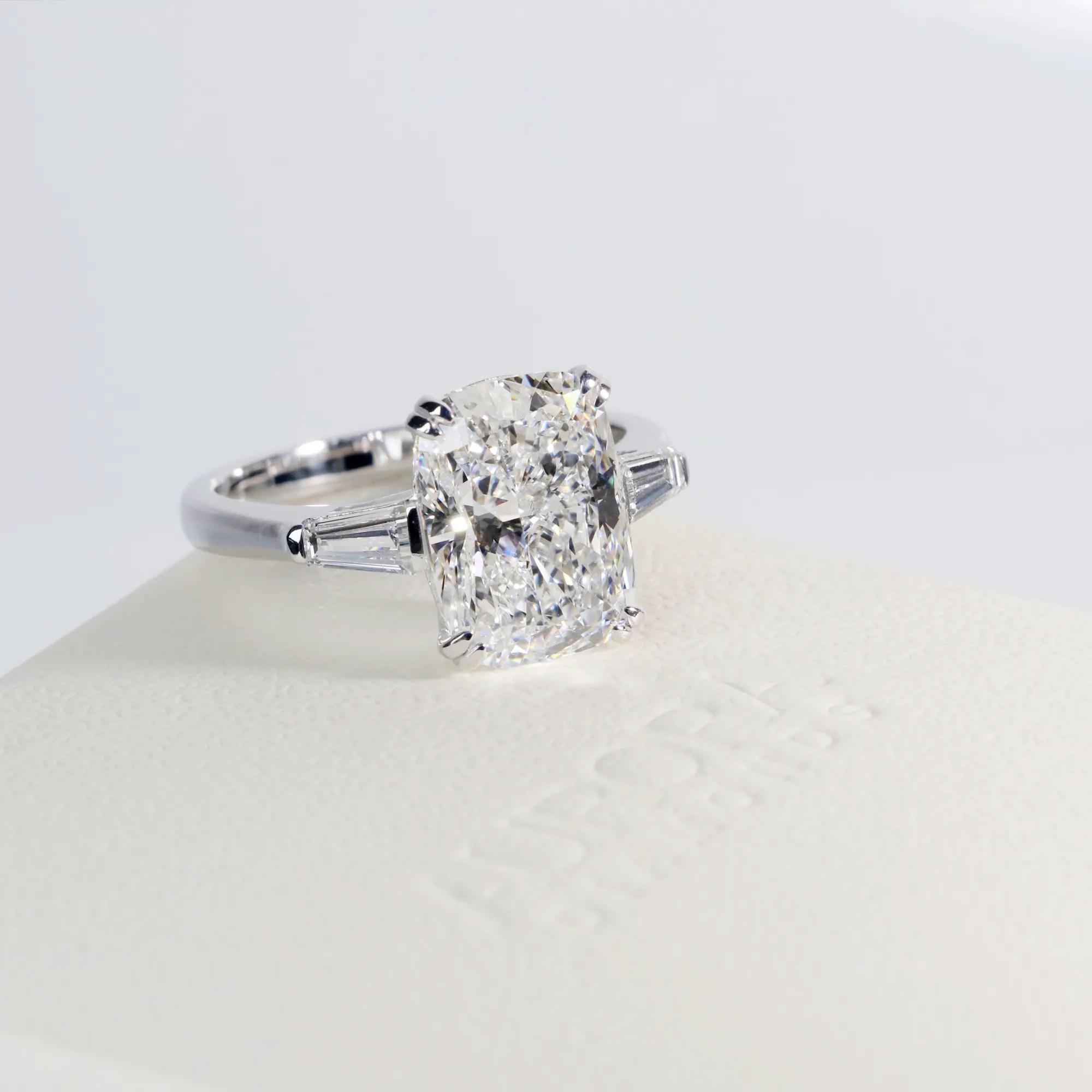 anel-diamante-cushion-alongado-7-ct-ouro-18k