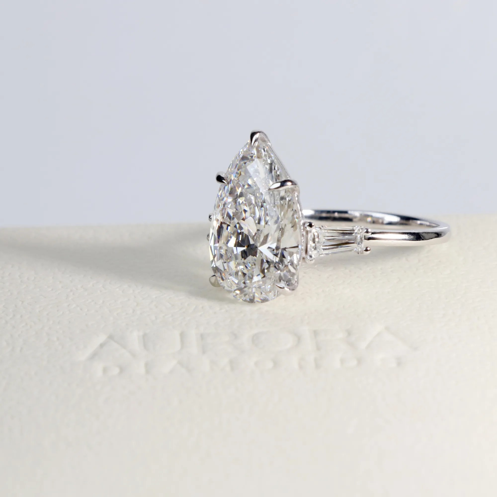 anel-diamante-gota-5-quilates-trio-ouro-18k