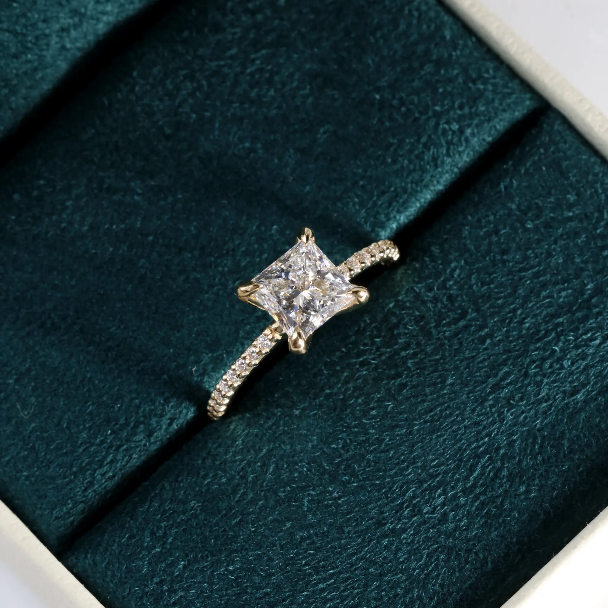anel-diamante-princess-2-quilates-aro-cravejado-ouro-18k
