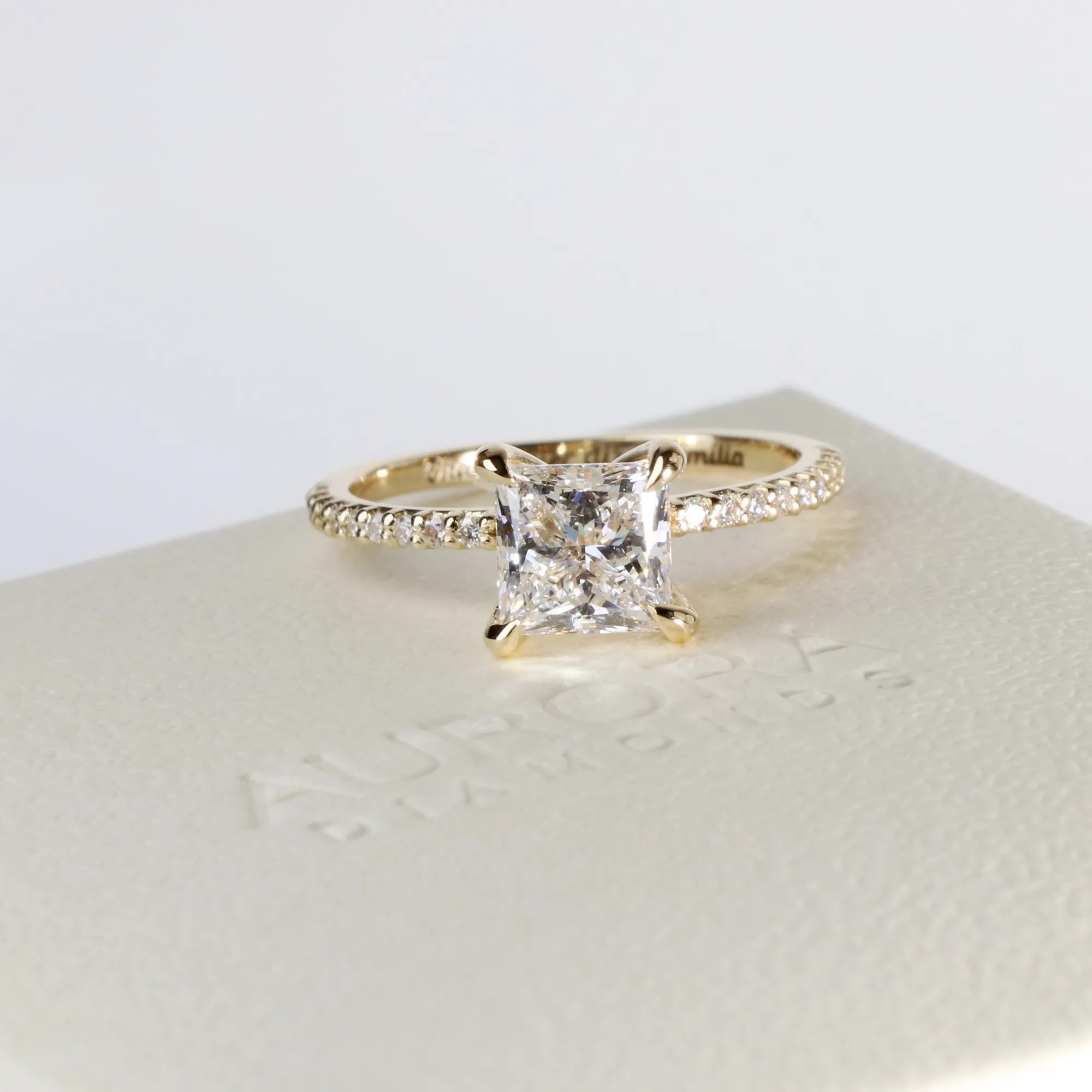 anel-diamante-princess-2-quilates-aro-cravejado-ouro-18k