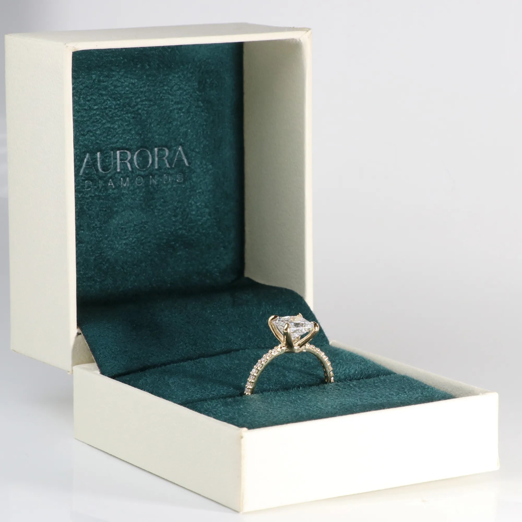 anel-diamante-princess-2-quilates-aro-cravejado-ouro-18k