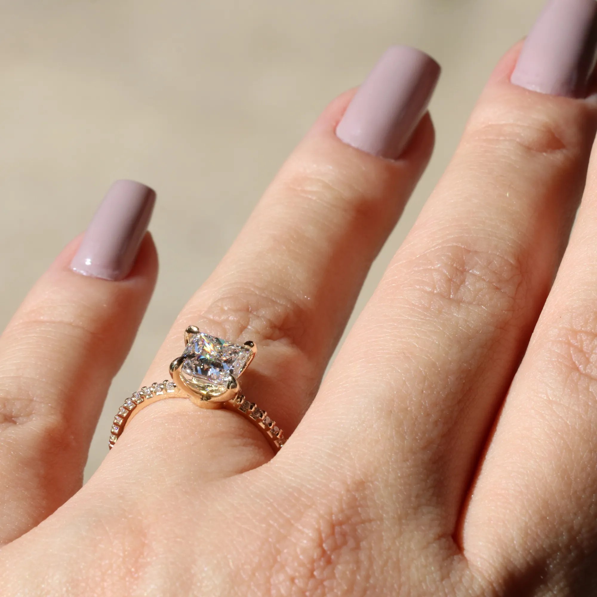 anel-diamante-princess-2-quilates-aro-cravejado-ouro-18k