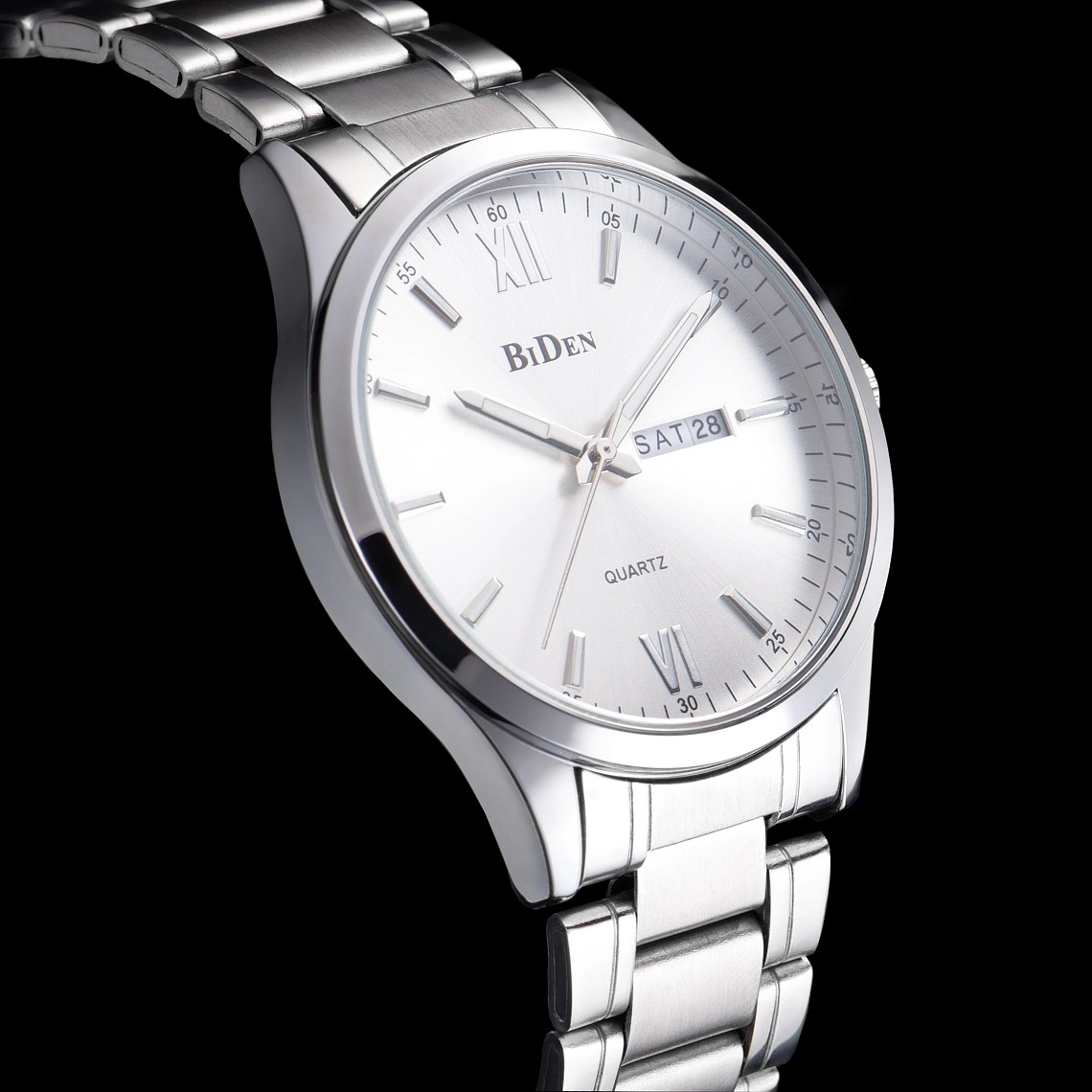 Photographie d'une montre argentée homme sur fond noir - Photographe publicitaire joaillerie et horlogerie - photographe e-commerce - photographe bijoux - Aurore Aivrest