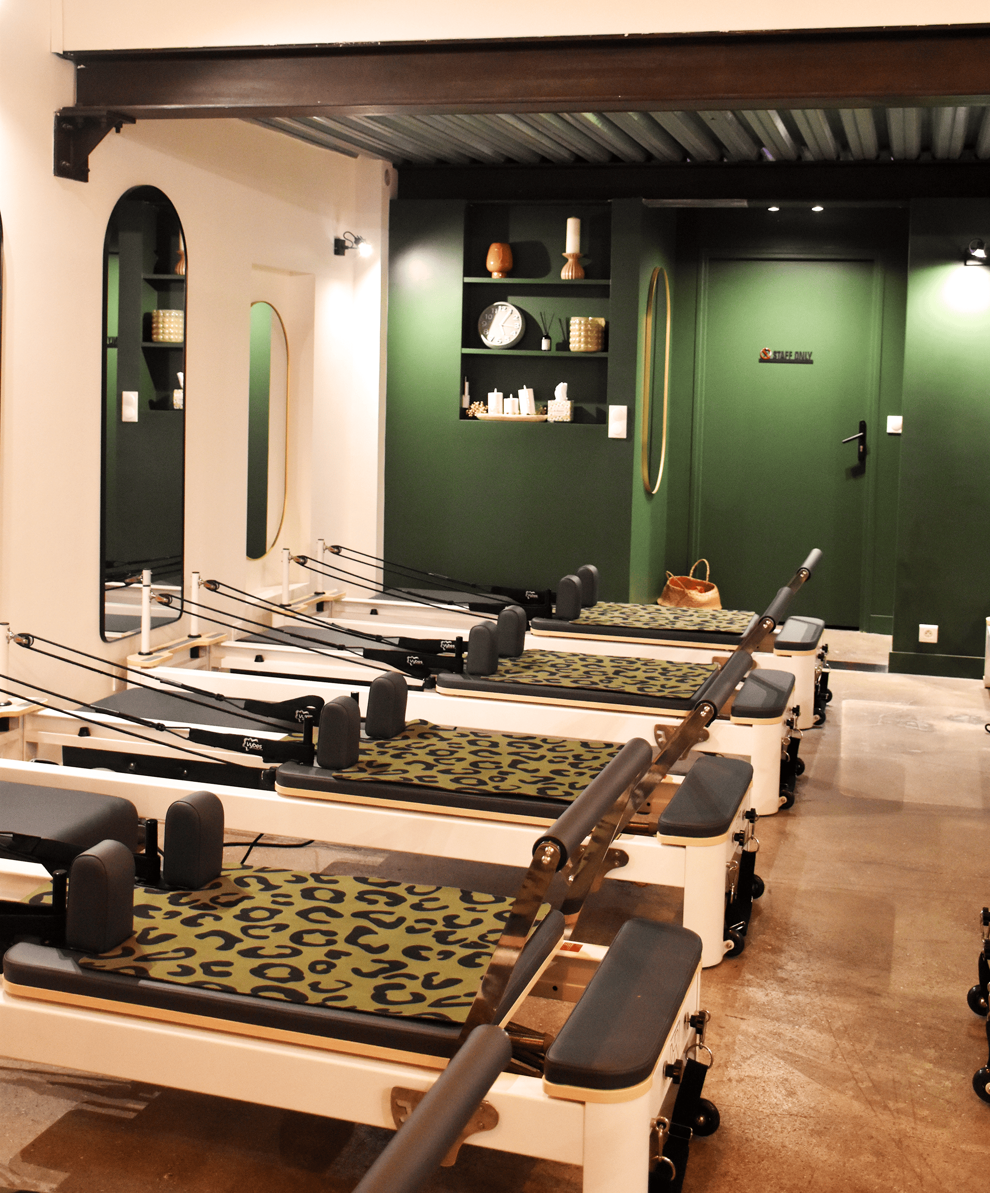 Ambiance studio Vybes Reformer Pilates - contenu réseaux sociaux