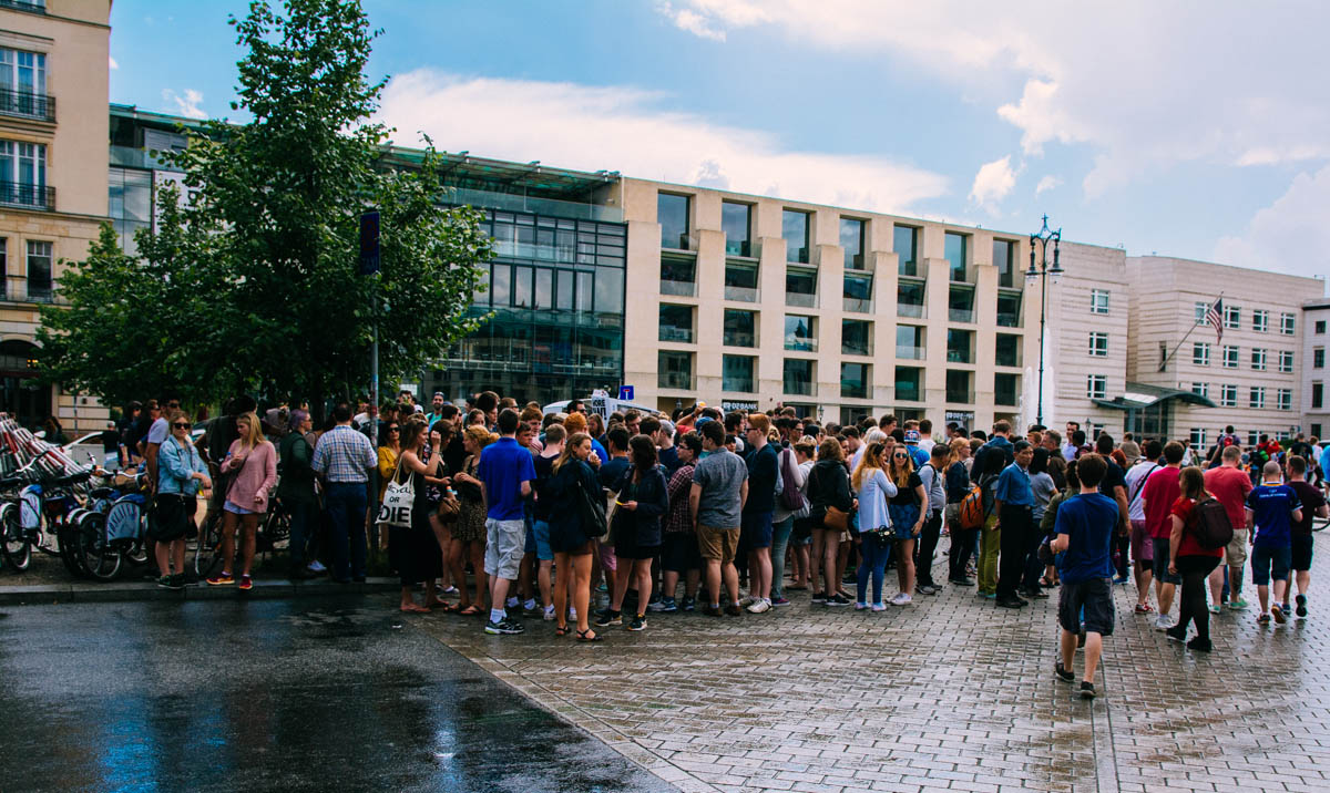 The crowd of people waiting for the walking tour