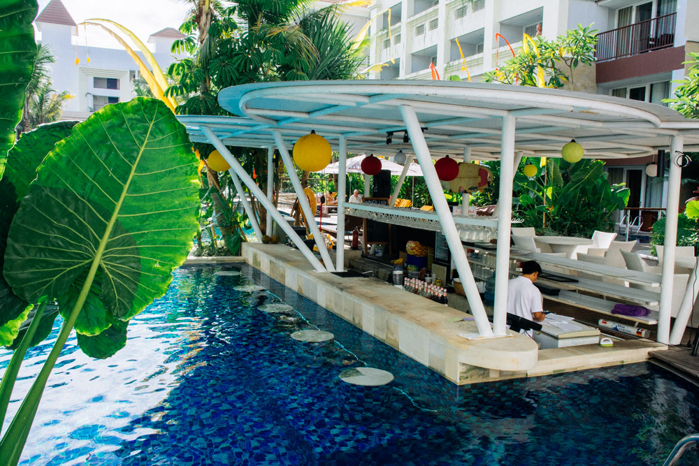 Swim-up bar