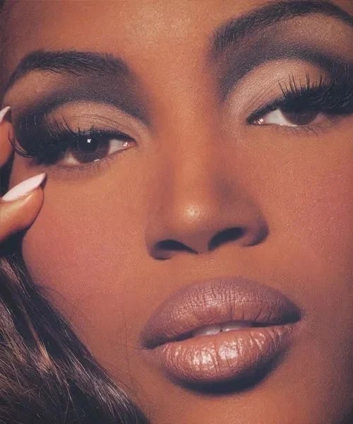 90s beauty inspo 💄, iconic black beauty ✨, Naomi Campbell aesthetic 🖤, melanin magic 🌟, glam makeup look 💋, vintage supermodel vibes 🧾, retro glam 💅🏽, brown girl luxury 👜, 90s fashion mood 📸, timeless beauty goals 👑