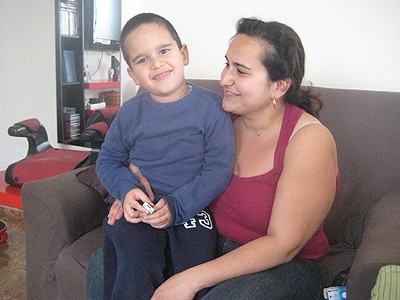Guacimara Navarro, con su hijo Ankor, en su casa. / a.r.