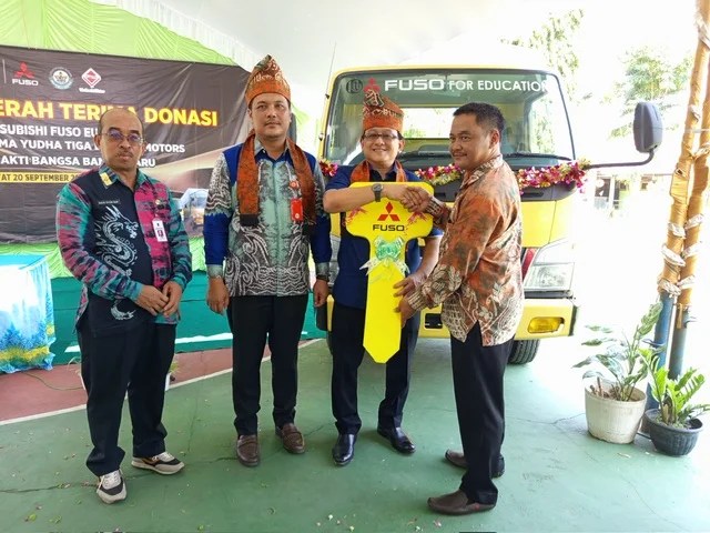 KTB Donasikan Mitsubishi Fuso Canter Euro 4 ke SMK Bhakti Bangsa Banjarbaru untuk Tingkatkan Kualitas Pendidikan Kejuruan