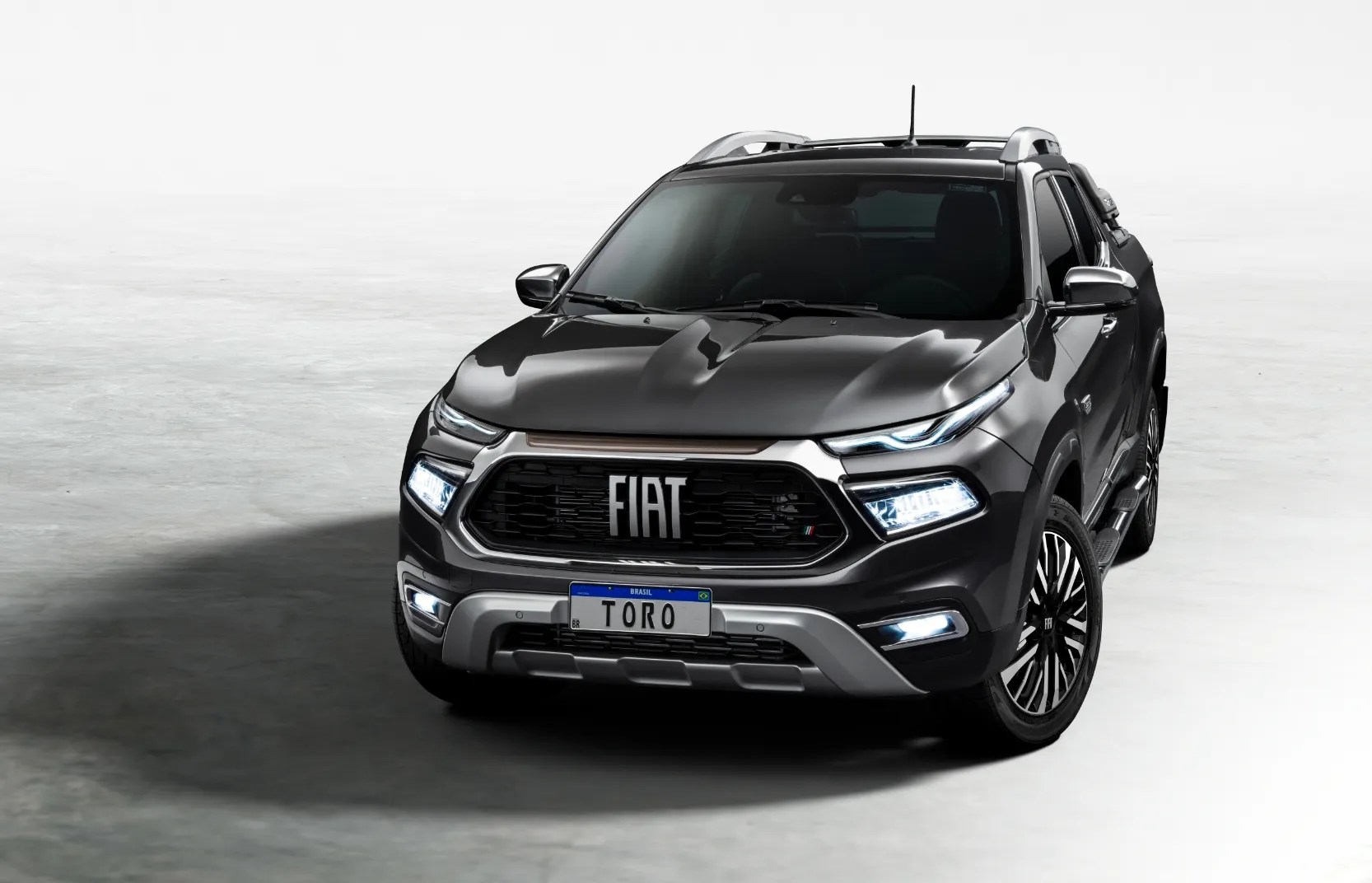 Vista frontal da Fiat Toro 2024 em fundo branco, destacando seu design moderno e detalhes tecnológicos.