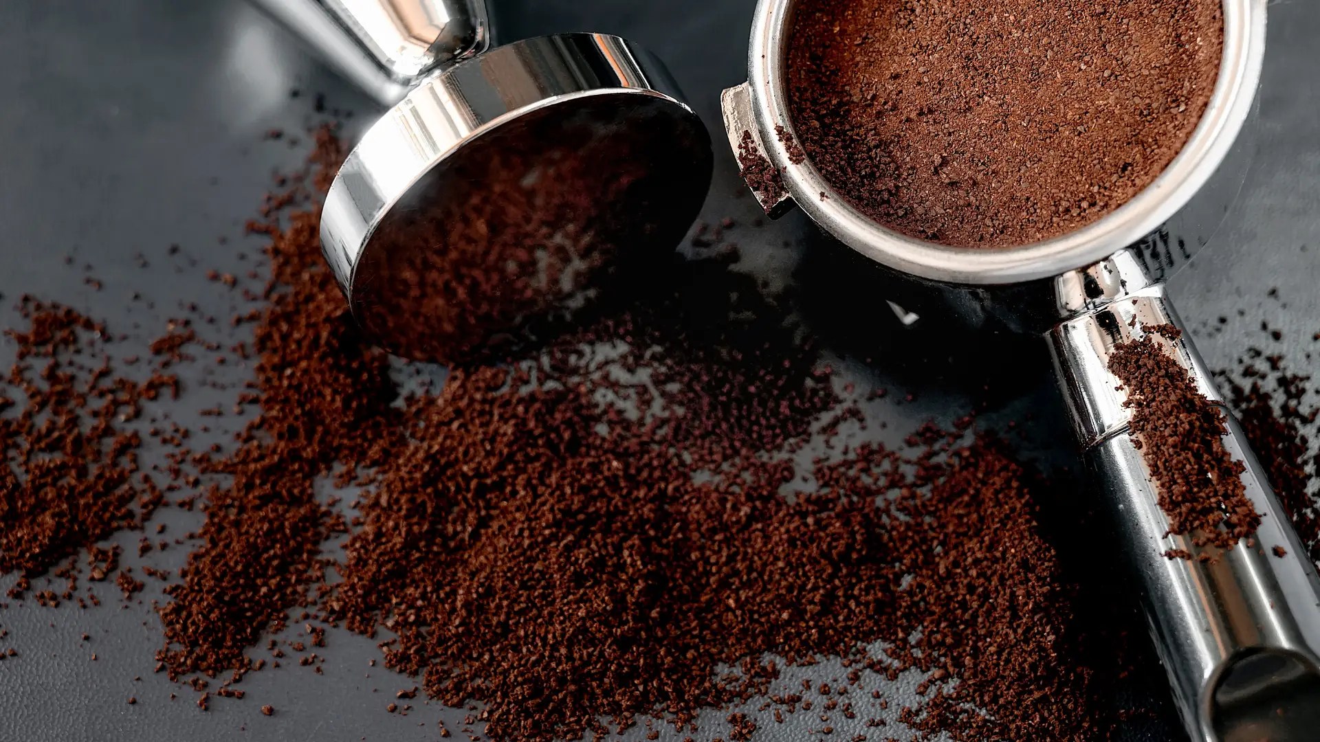 een koffiezetapparaat met een houder voor gemalen koffie
