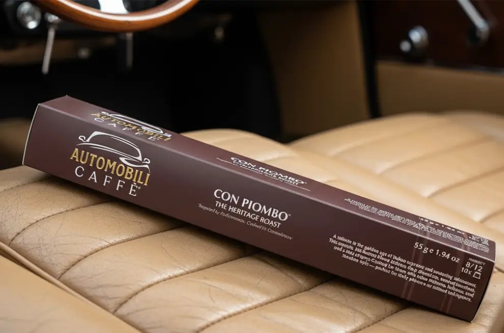 Capsule compatibili con Nespresso Automobili Caffè e Con Piombo in un'auto d'epoca