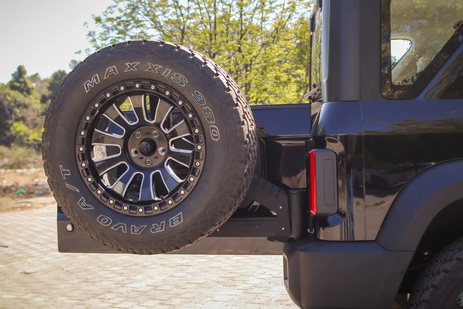 Thar Roxx Tyre Carrier – Heavy-Duty
