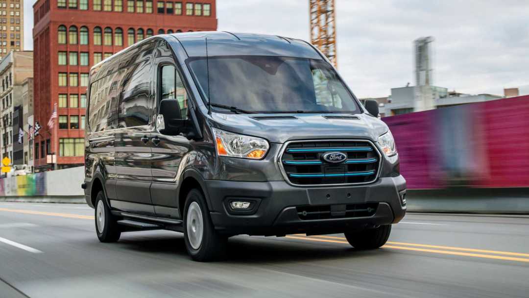 AutoMundial-2022-ford-e-transit-on-road