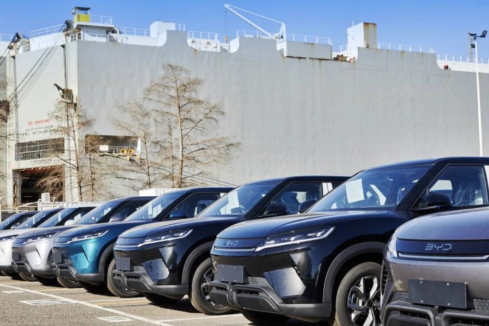 La electrificación del mercado automotor argentino da un paso clave con la llegada oficial de BYD (Build Your Dreams), la compañía global de innovación tecnológica y líder en vehículos de nueva energía. A partir del 27 de agosto, la marca china inicia su primera preventa exclusiva en el país, ofreciendo a los clientes la posibilidad de reservar tres de sus modelos más innovadores: el BYD Yuan Pro, el BYD Song Pro Dm-i y el BYD Dolphin Mini. El desembarco de BYD en Argentina no es un movimiento aislado: responde a un compromiso estratégico de la compañía con la electrificación de flotas, el impulso de la infraestructura de carga y el fortalecimiento de alianzas con actores locales de los sectores energético y automotriz. “Estamos muy orgullosos de comenzar este nuevo capítulo en Argentina, un mercado clave para la expansión regional. Nuestra propuesta combina innovación, seguridad, compromiso ambiental y precios competitivos. Queremos ofrecer a los argentinos una verdadera alternativa hacia una movilidad más limpia y eficiente”, destacó Stephen Deng, Gerente General de BYD Argentina. LOS TRES MODELOS QUE VENDE BYD EN ARGENTINA El lanzamiento de BYD en Argentina llega acompañado de tres propuestas que apuntan a distintos perfiles de usuarios, pero con un mismo eje: eficiencia, diseño y conectividad. BYD YUAN PRO: SUV ELÉCTRICO URBANO Se trata de un SUV 100% eléctrico que combina diseño urbano con gran capacidad interior. Ofrece un baúl de 1.210 litros, asientos rebatibles y espacio para cinco pasajeros. Su cabina incluye el Sistema Inteligente de BYD con una pantalla giratoria de 12,8 pulgadas y el asistente de voz Hi BYD, pensado para una experiencia tecnológica de alto nivel. BYD SONG PRO DM-I: HÍBRIDO ENCHUFABLE ACCESIBLE Este SUV combina potencia y eficiencia en un formato híbrido enchufable, ideal para viajes largos. Con capacidad para cinco pasajeros, es reconocido como el PHEV más accesible del mercado. Su sistema multimedia ofrece la particularidad de dividir la pantalla y ejecutar dos aplicaciones en simultáneo, además de usarse en modo horizontal o vertical. BYD DOLPHIN MINI: UN URBANO ELÉCTRICO PREMIADO El hatchback de la Serie Ocean es compacto, deportivo y 100% eléctrico. Destaca por su amplio espacio interior frente al promedio de su segmento y una cabina inteligente con conectividad Apple CarPlay y Android Auto. En 2025 fue galardonado como World Urban Car en los World Car Awards de Nueva York, imponiéndose sobre 11 competidores globales. Los interesados podrán reservar cualquiera de estos tres modelos mediante un pago inicial de 500 dólares o su equivalente en pesos. Cuanto antes se realice la reserva, mayores serán los beneficios exclusivos que recibirán los clientes. Toda la información está disponible en el sitio oficial de la marca: byd.com/ar. Con este desembarco, BYD no solo trae vehículos eléctricos y enchufables de última generación: introduce también una visión de futuro donde la movilidad sustentable, el diseño vanguardista y la conectividad inteligente marcan el rumbo de una nueva etapa en la industria automotriz nacional. 