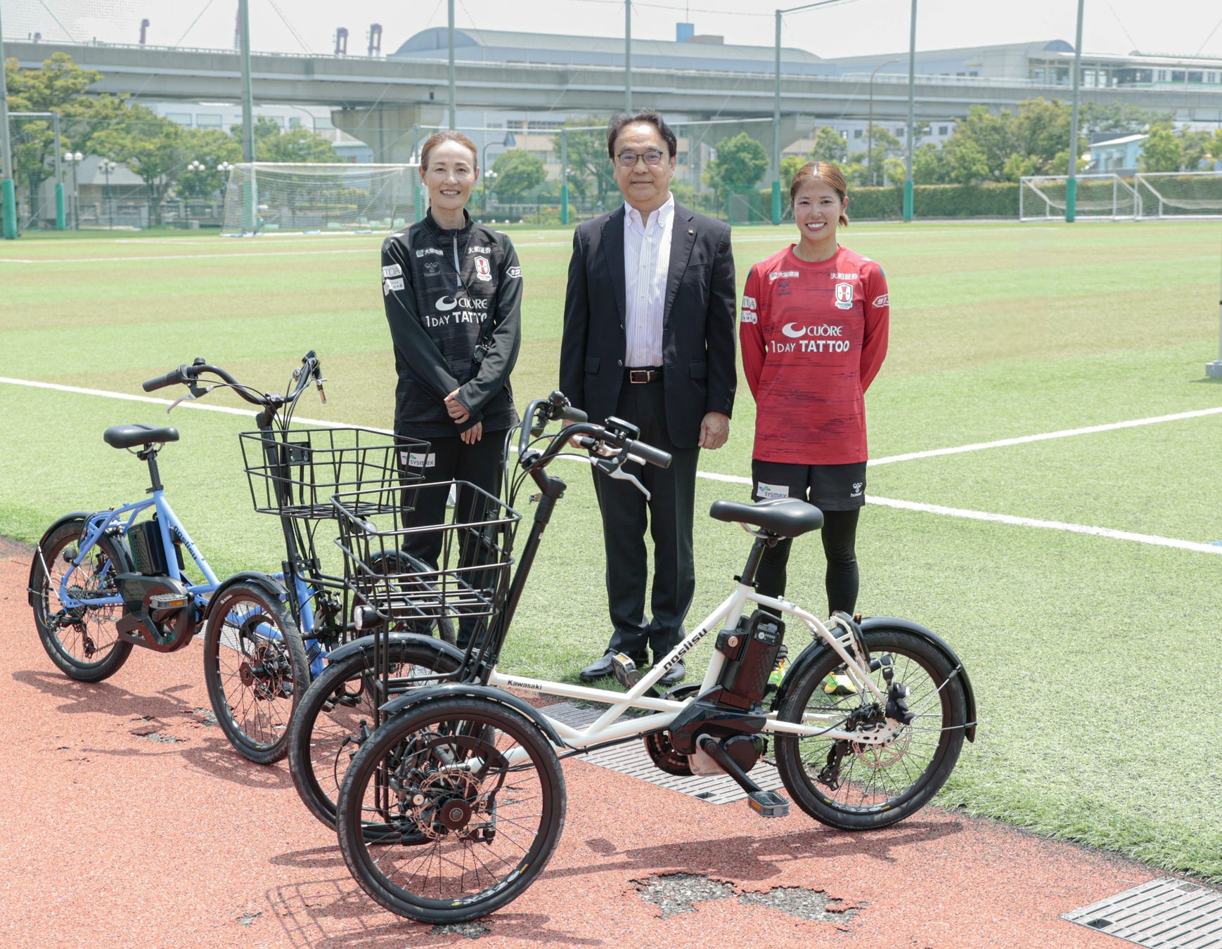 INAC神戸レオネッサ宮本監督、成宮選手へ川崎重工から三輪ビークル「noslisu」を贈呈