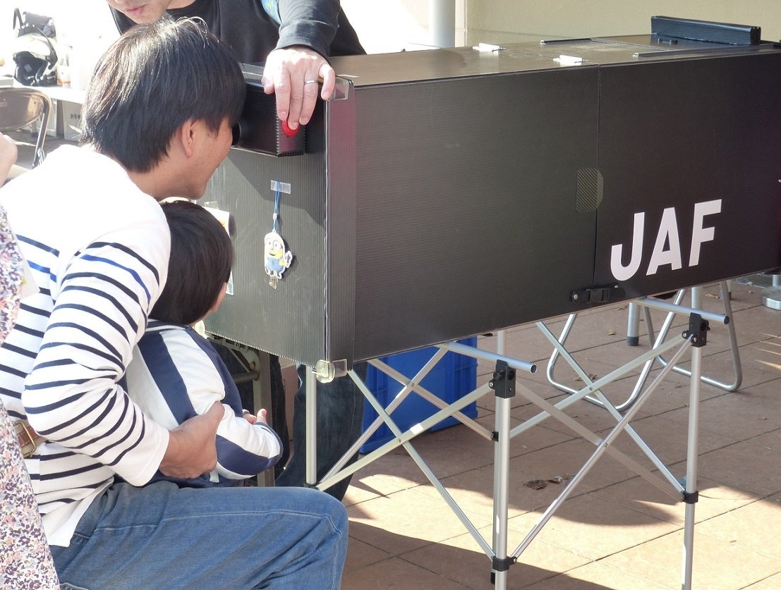 【JAF札幌】小学生の交通事故防止へ。日没が早まる秋を前に「反射材」の効果をほっかいどうわくわくキッズフェスタ in滝野公園で啓発