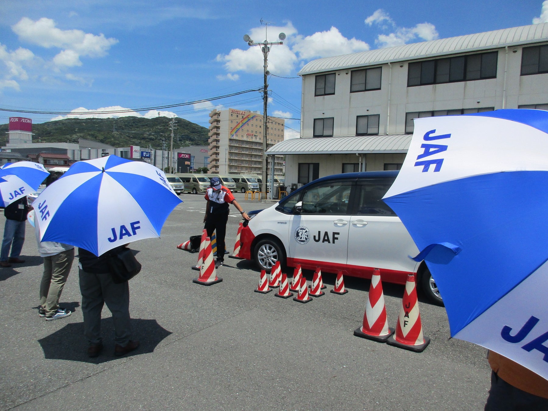 【JAF福岡】体感して学ぶ安全運転 高齢者向けドライビングスクールを開催
