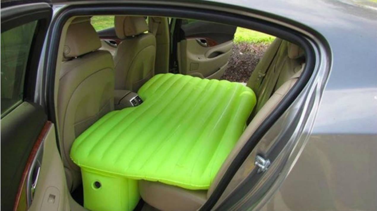 Esse colchão inflável permite deitar conforto) no