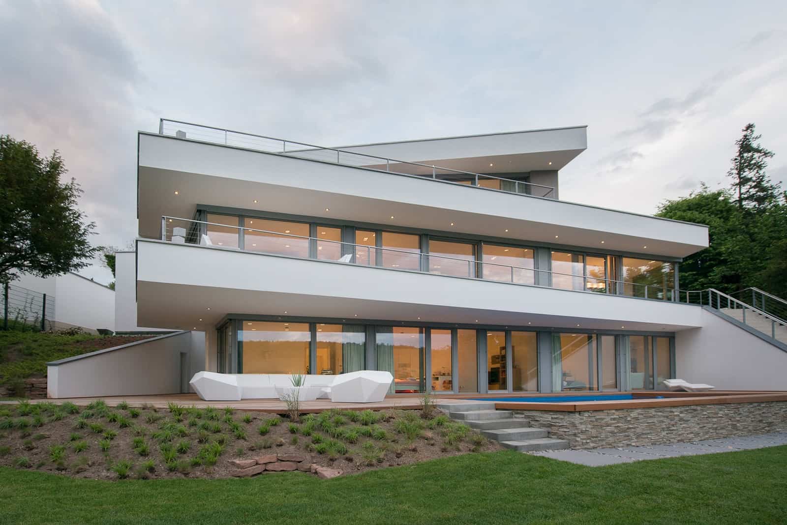 Der hügel kann in einem . Moderne Villa Am Hang Mit Pool Avantecture