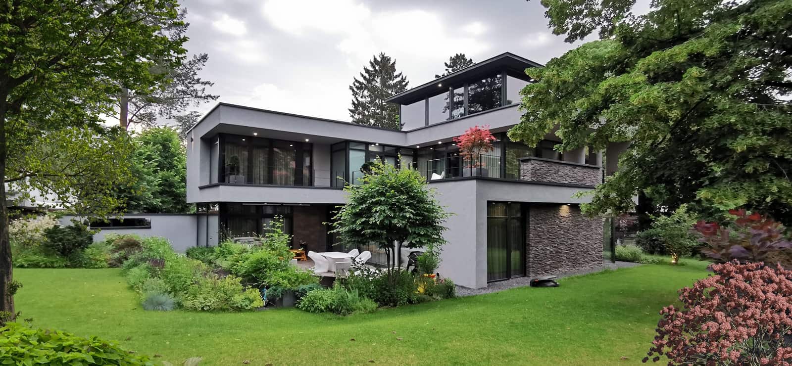 25 minuten mit dem auto erreichbar. Moderne Villa im Wald in Potsdam | AVANTECTURE