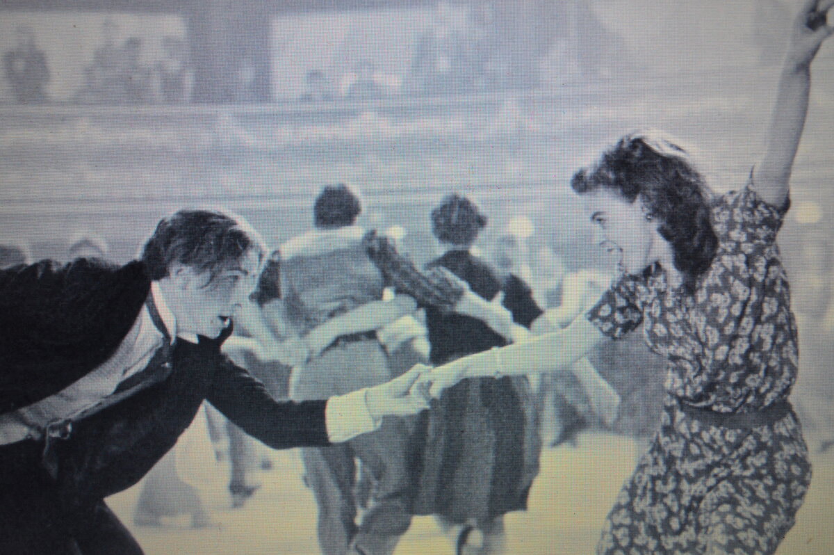 Танцы 50х годов. Танцы 60 годов. Кристиан бейл swing kids. Танцы в стиле 60х. Танцуем твист.