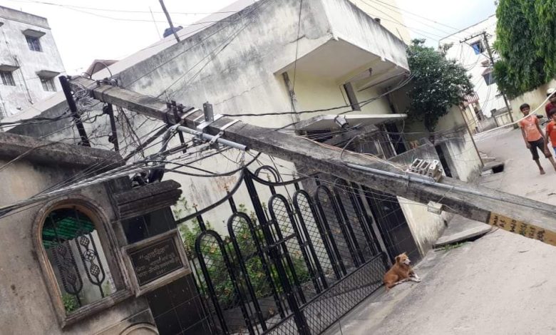 Electric pole falls on house in Jamshedpur | The Avenue Mail