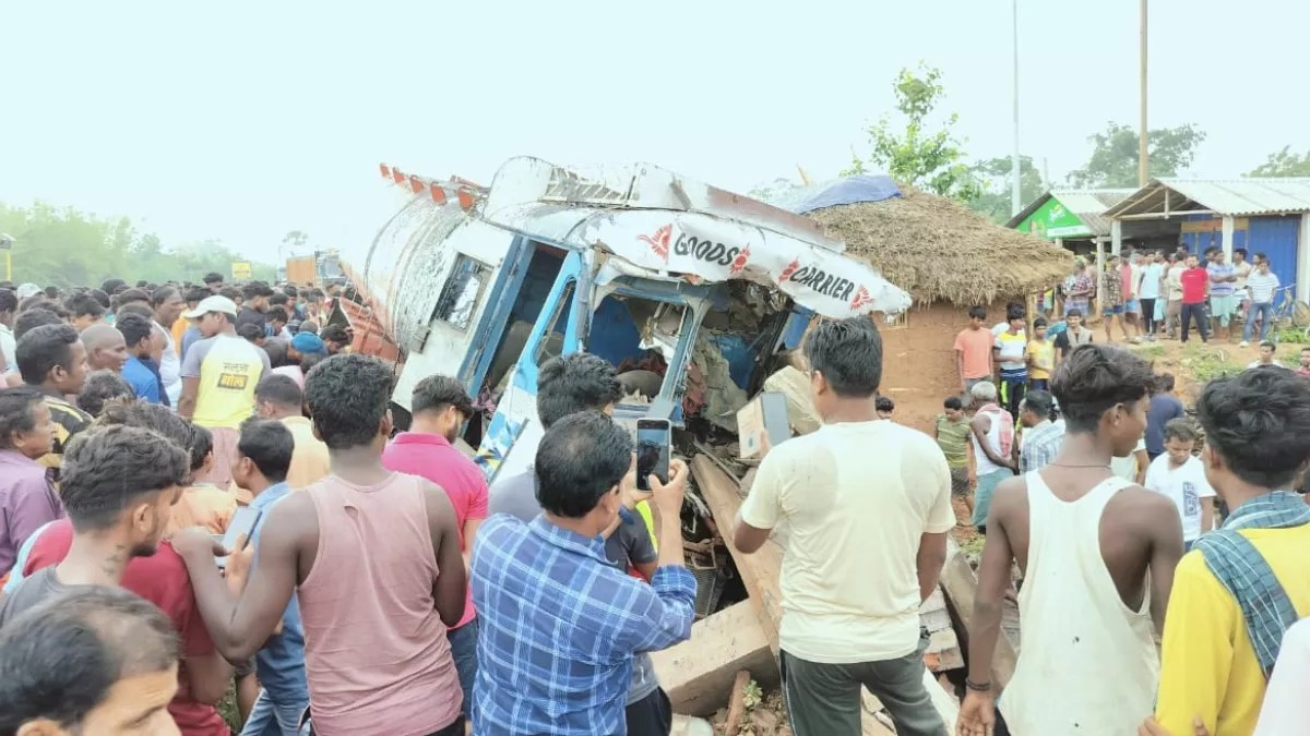 Truck crashes into passenger shed near Jamshedpur, two dead - Vimarsana News