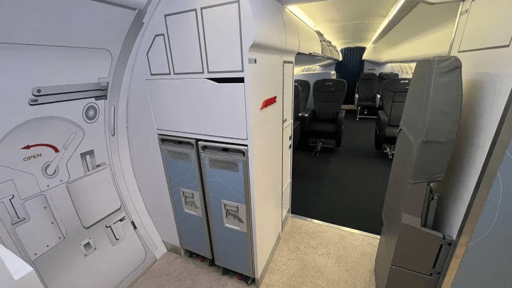 ATR revises its concept for the U.S. market with a forward door and three-class ATR 72