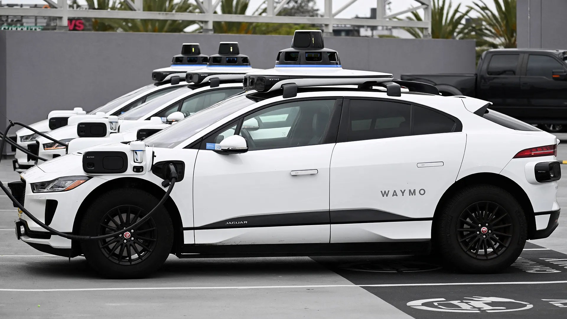 Waymo Accelerates Autonomous Mobility: Expanding Fully Driverless Services Across the U.S. in 2025