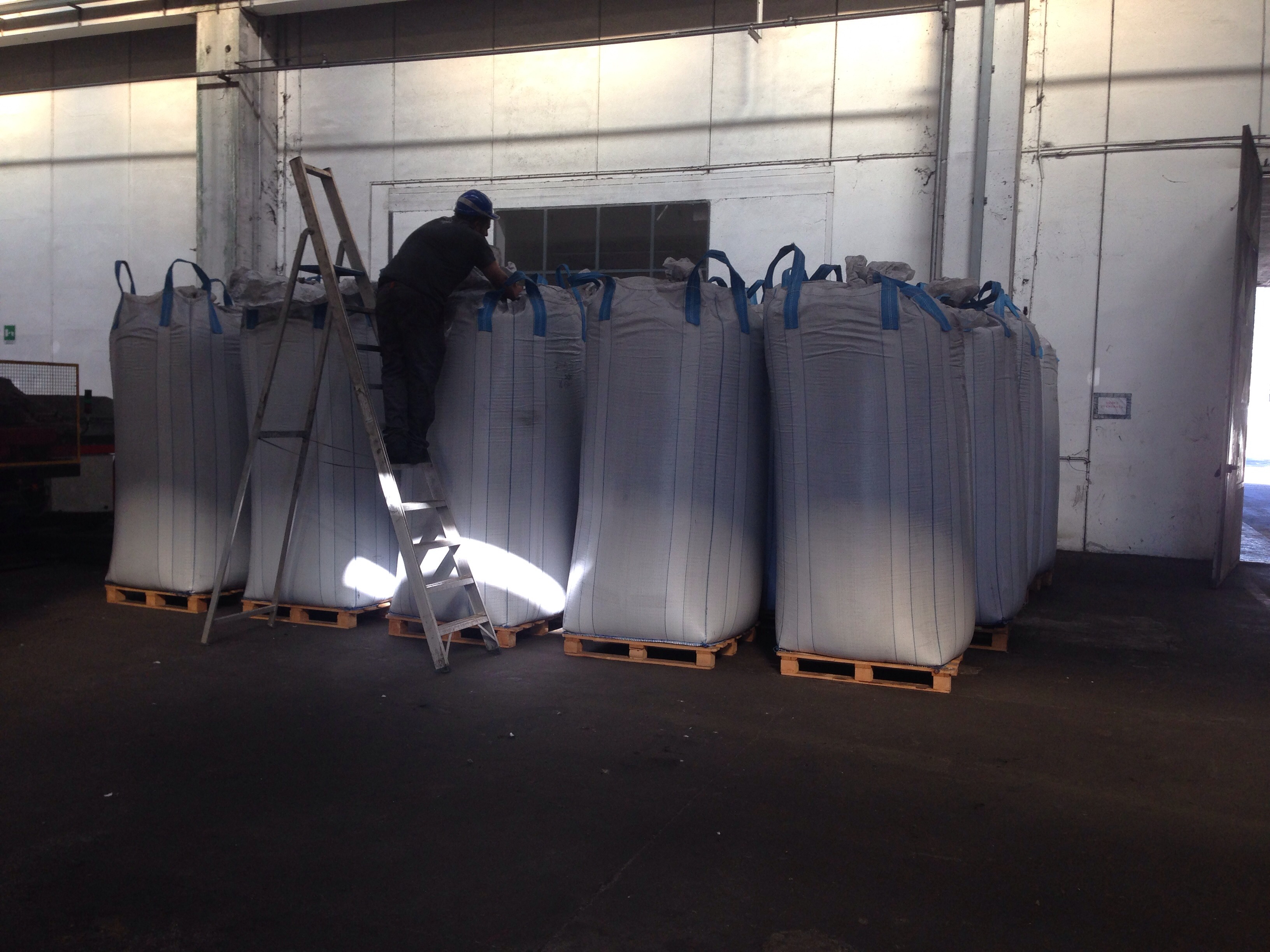 Crumb rubber packaging in tall bulk bags (1.1-1.2MT per bag)