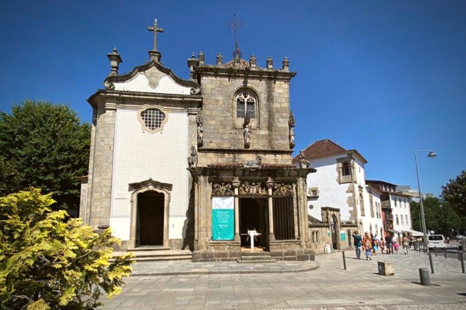 The exterior entrance of Capela dos Coimbras.