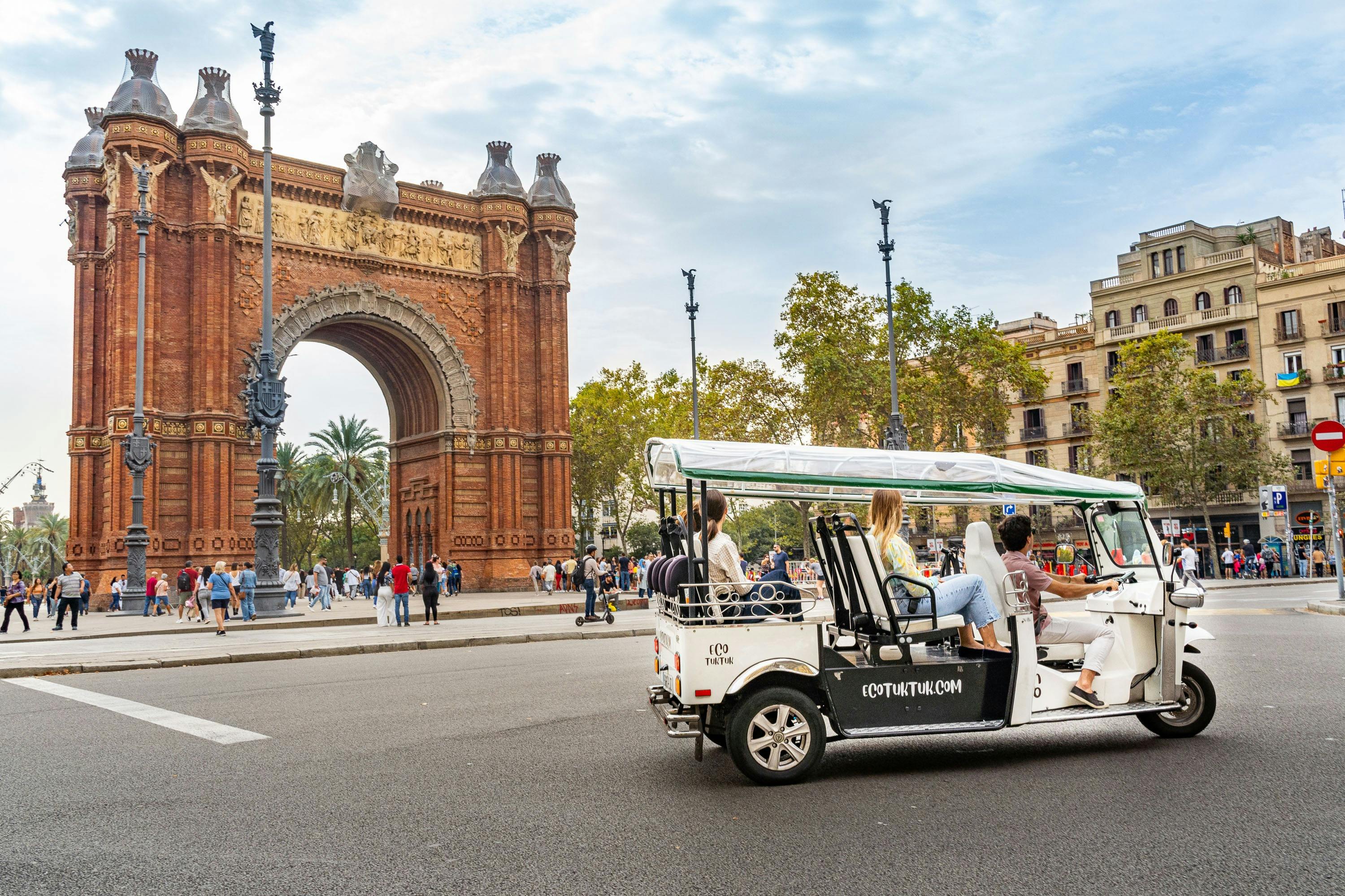 Barcelona: Welcome Tour by Private Electric Tuk Tuk