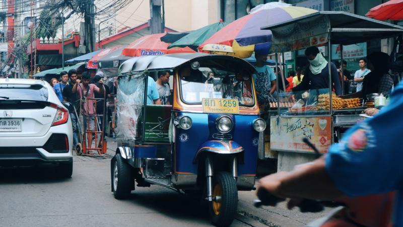 Buset, Turis Ini Nekat Melompat dari Tuk Tuk yang Sedang Melaju Kencang