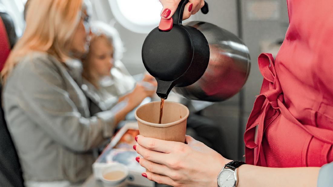 Pramugari Ini Sebut Penumpang Pesan Kopi Decaf di Pesawat Itu… Aneh