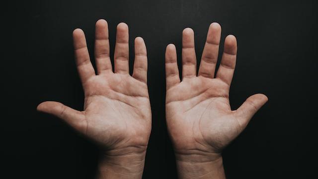 9 Kondisi dan Penyakit yang Ditandai Tangan Berkeringat
