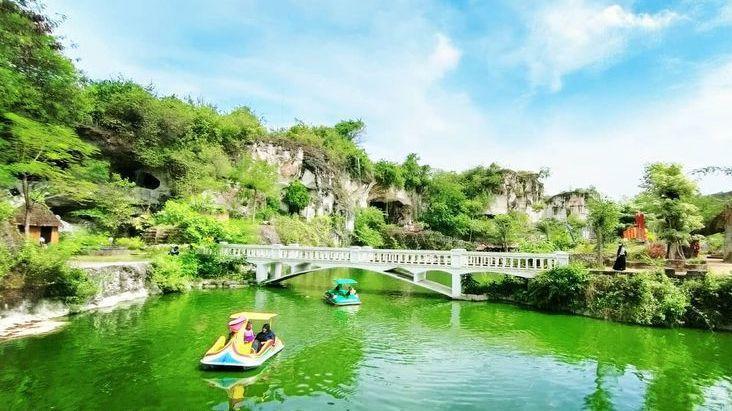 Jelajahi Gresik, Temukan Keindahan Wisata Religi dan Industri yang Menarik