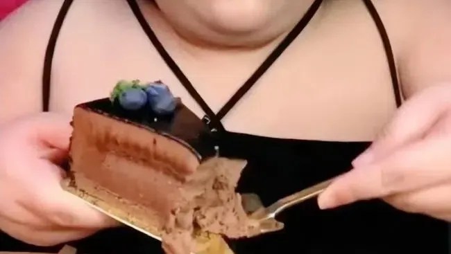 Seleb China Meninggal saat Live Mukbang, Pernah Masuk RS Tapi Lanjut Ngonten