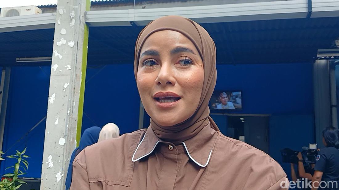 Olla Ramlan Curcol Alasan Belum Menikah Lagi