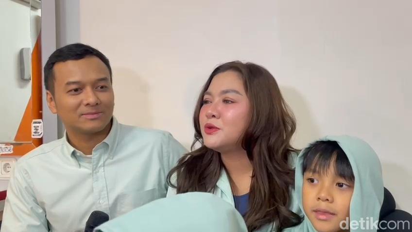 Vicky Shu dan Suami Tak Muluk-muluk Ungkap Harapan Jalani 2025
