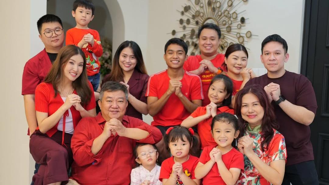 Intip Momen Tradisi Imlek Sarwendah Bareng Keluarga dan Anak-anak