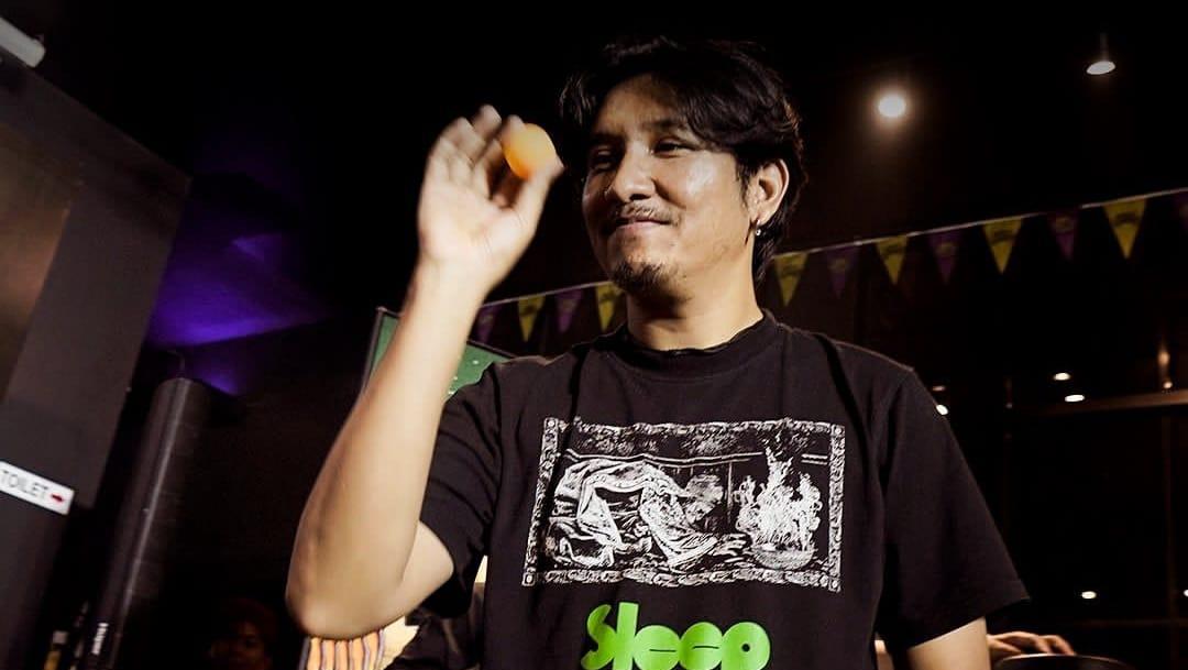 Sisi Lain Oyoy Gitaris Godplant, Jago Desain Grafis