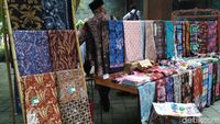 Batik tuban, kain hasil tenun dari benang yang terbuat dari kapas. Beragam Motif Batik Blitar Ini Tembus Mancanegara