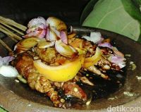 Kuliner hidden gems enak di solo | teras gang sate | sambel . Uenak Tenan! Sate Srepeh dan Sate Kikil, Sate Enak Khas