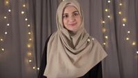 Bahkan, banyak gaya hijab kekinian dari selebritas yang bisa disontek. 4 Tutorial Hijab Segi Empat Menutup Dada Ala Shireen Sungkar