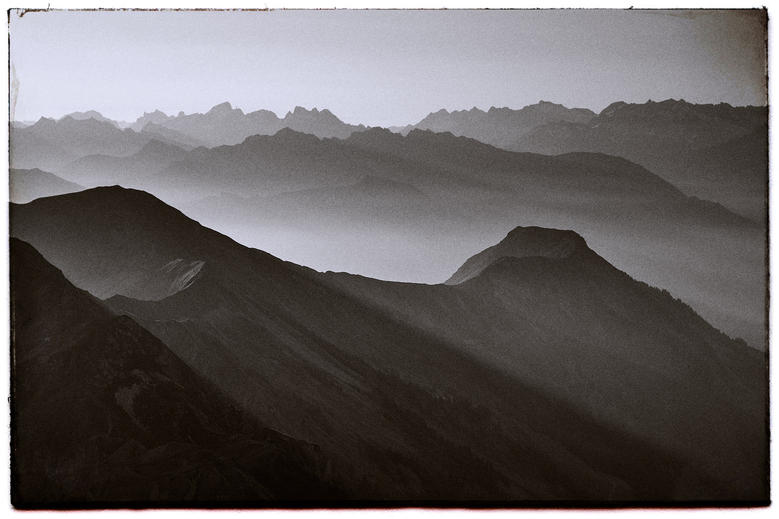 Postkarte vom Brienzer Rothorn 03.08.2018 - [GADV] Staffel 01 - Grüsse aus der Vergangenheit - Das Postkartenprojekt - Alpen Gipfel in der Dämmerung