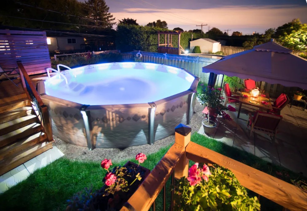 Éclairage DEL d'une piscine résidentielle