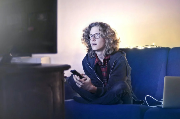 ¿Cómo puedo conectar mi celular al televisor de manera sencilla?